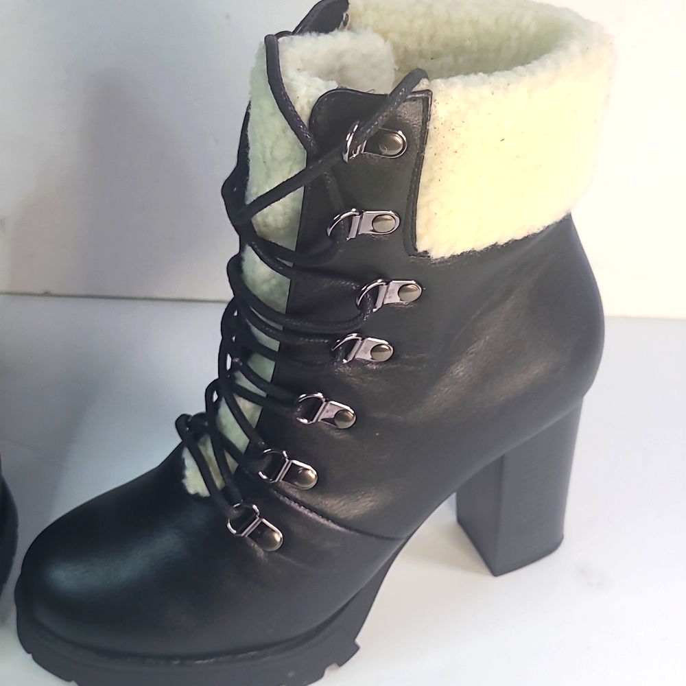 Forever Black Insulated Boots/ Size 7.5/ Like New
